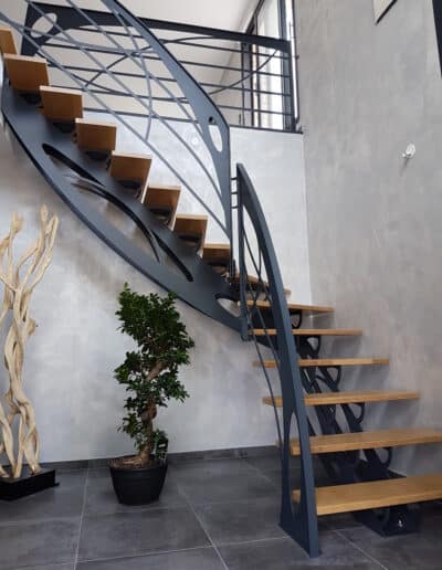 Ouvrage de métallerie d'un escalier en bois et acier