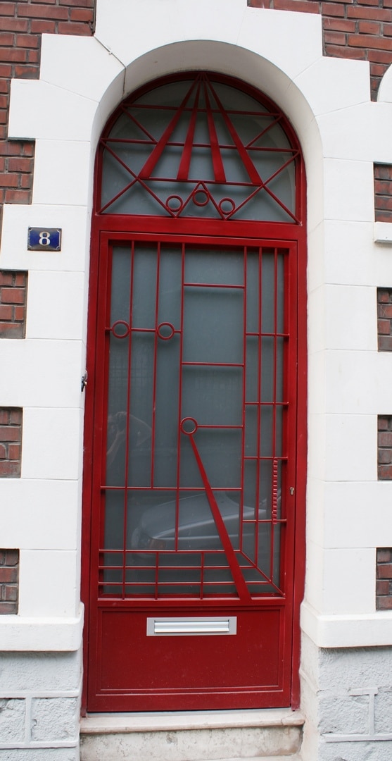 Ferronnerie d'art au design moderne pour une porte d'entrée