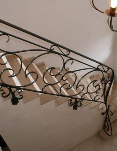 Ferronnerie d'art pour un escalier avec rampes en fer forgé